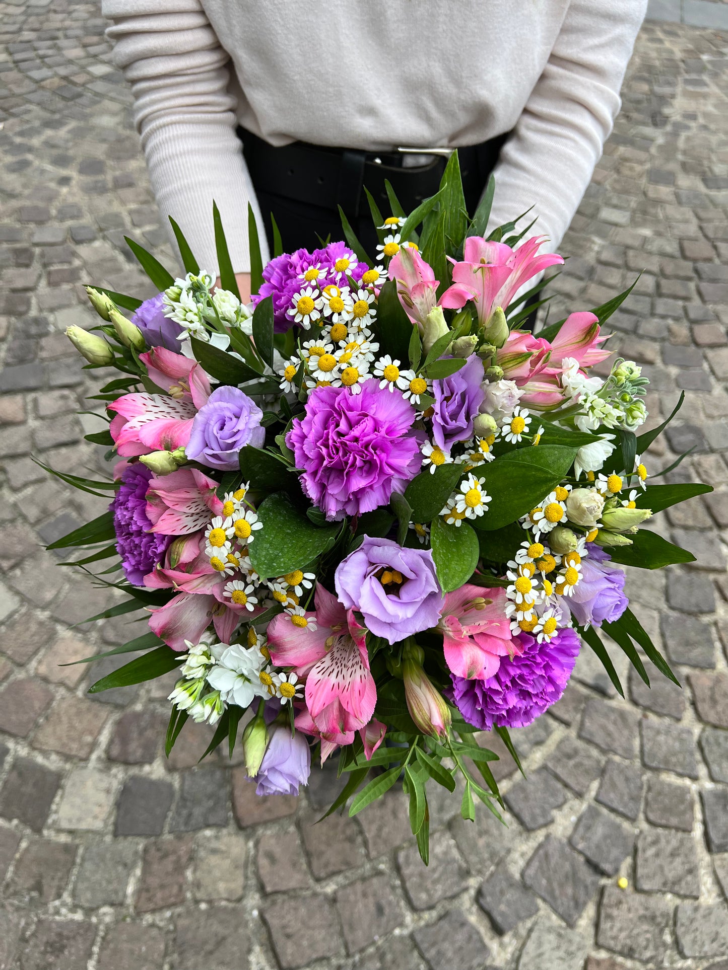 Bouquet de fleurs variées parme/ rose pâle blanc