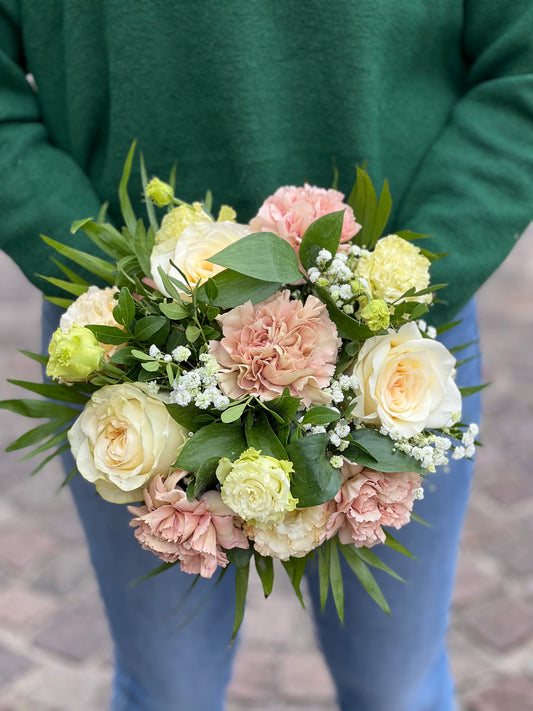 Bouquet rond de fleurs variées nudes