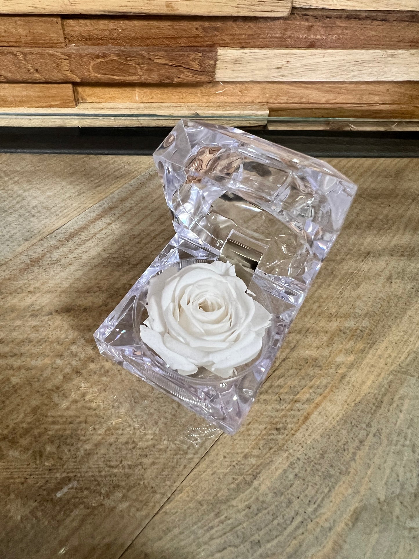 Rose éternelle dans son écrin