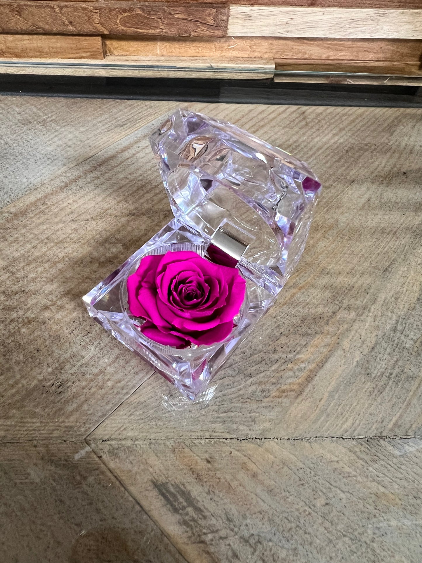Rose éternelle dans son écrin