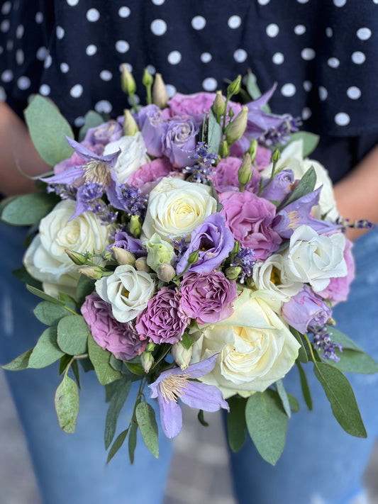 Bouquet de fleurs variées parme et blanc