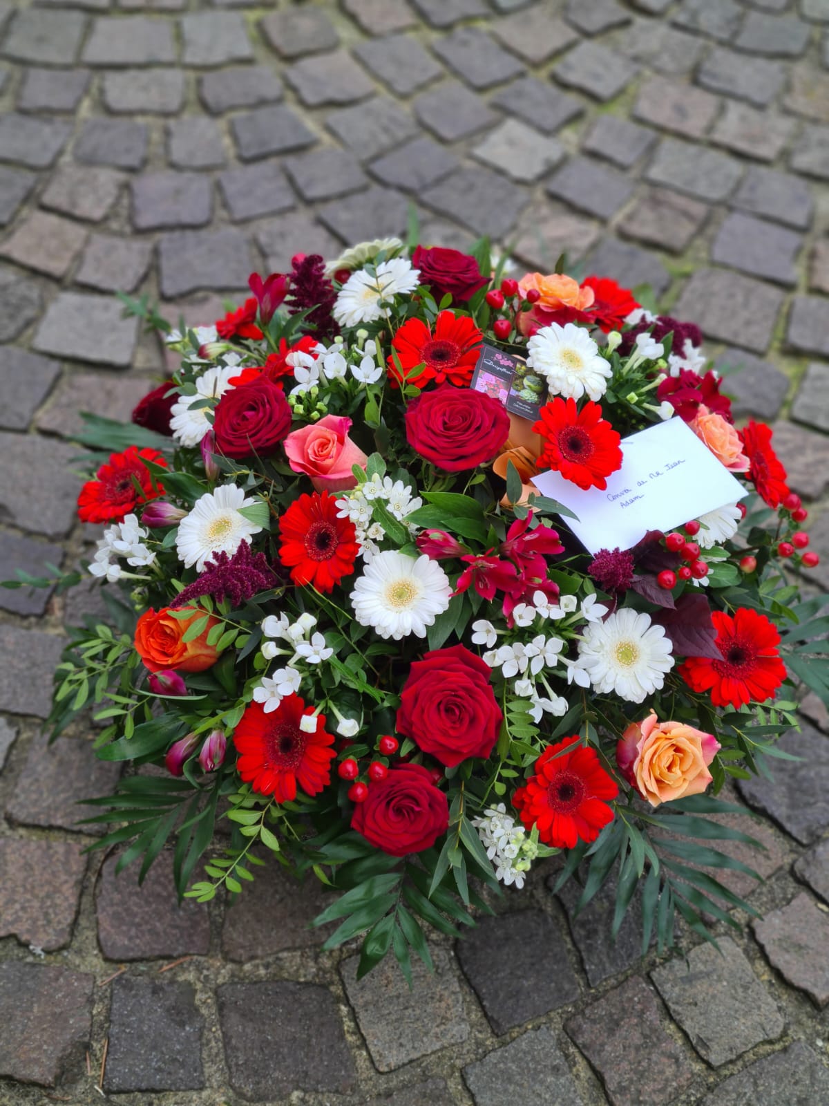 Coussin rond rouge et blanc