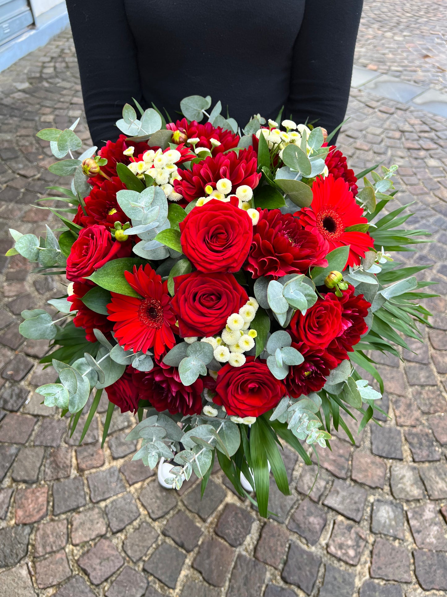 Bouquet de fleurs variées blanc/rouge