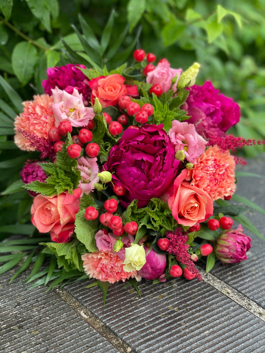 Bouquet de fleurs variées fuschia/orange/rouge et rose pâle