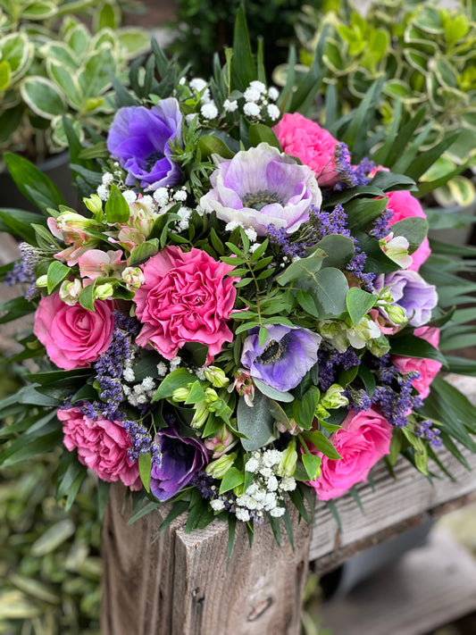 Bouquet rond de fleurs variées rose/violet